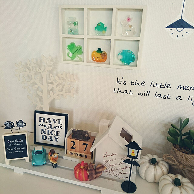 My Shelf,セリア木製仕切りケース,セリアの水性塗料,UVレジン,セリアハロウィン雑貨,カウンターの上,娘の作品,ウッドカレンダー mi-の部屋