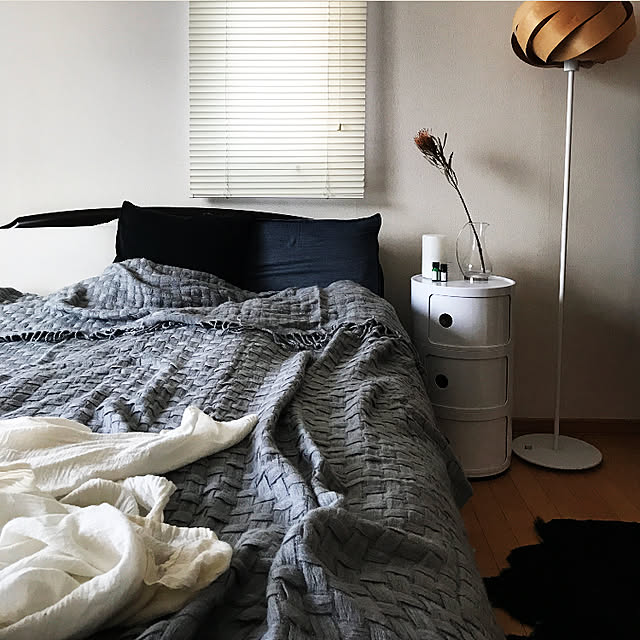 Bedroom,ドライフラワー,ニトリベッドカバー,寝室インテリア,ニトリ,無印良品アロマディフューザー,ベッドメイキング,いつもいいねありがとうございます♡,築１５年,スッキリ暮らしたい,モノトーン寝室 tomoの部屋