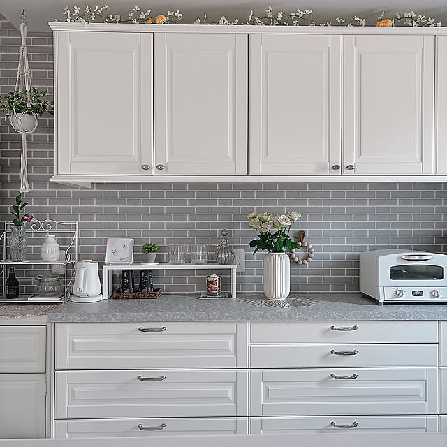 Kitchen,猫のいる家,レンガ調クロス,White kitchen,框扉,メトード ボードビーン,IKEA,ホワイトインテリア,花のある暮らし,緑のある暮らし,カップボード,たくさんの保存ありがとうございます♪ miyu39の部屋