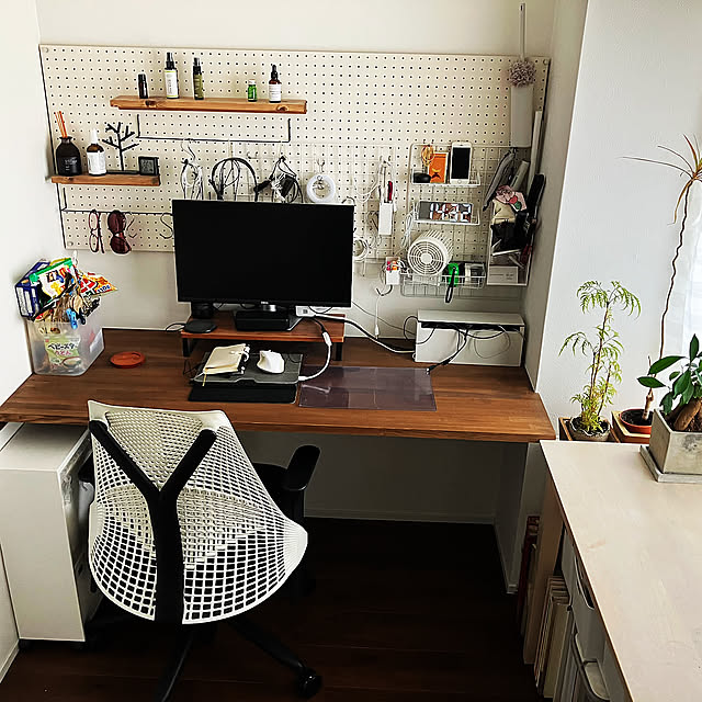 My Desk,ホワイトインテリア,リノベーション,有孔ボードディスプレイ,リモートワーク デスク,仕事部屋,仕事スペース,ワークスペース ayaanの部屋