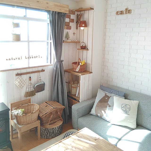 Bedroom,ナチュラルインテリア,おうちカフェ,板壁DIY,リメイクライト,インスタやってます♡,コメントお気遣いなく,ナチュラルほっこり目指してます♡,ＤＩＹでお部屋作り,ニトリの切り株スツール,ニトリのクッションカバー,カゴ大好き♡,ダブルデイ sunnyの部屋