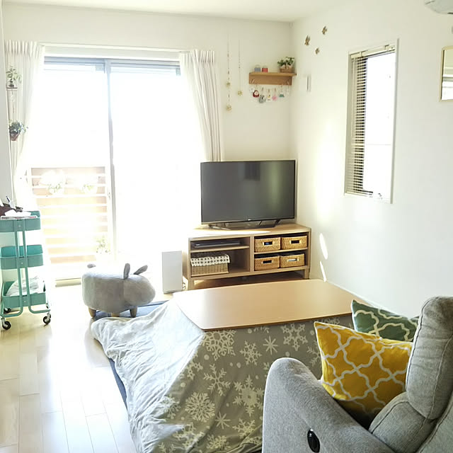 Lounge,〇〇のある暮らし,ニトリのソファー,シンプル,こどものいる暮らし,壁のディスプレイ,ワゴン,こたつむり,ラスコグ,テレビボード,山善,しれっと久しぶりの投稿,IKEAのワゴン,ウッドデッキ,プチプラ,hanaちゃん手作りつばめオーナメント,公園目の前,こたつ,こどもと暮らす。,IKEAのテレビ台,フェイクグリーン,無印良品,こたつのある部屋,アニマルスツール,お正月ガーランド,RÅSKOG,セリア,ニトリのこたつ布団,山善さんのこたつ woodstockの部屋