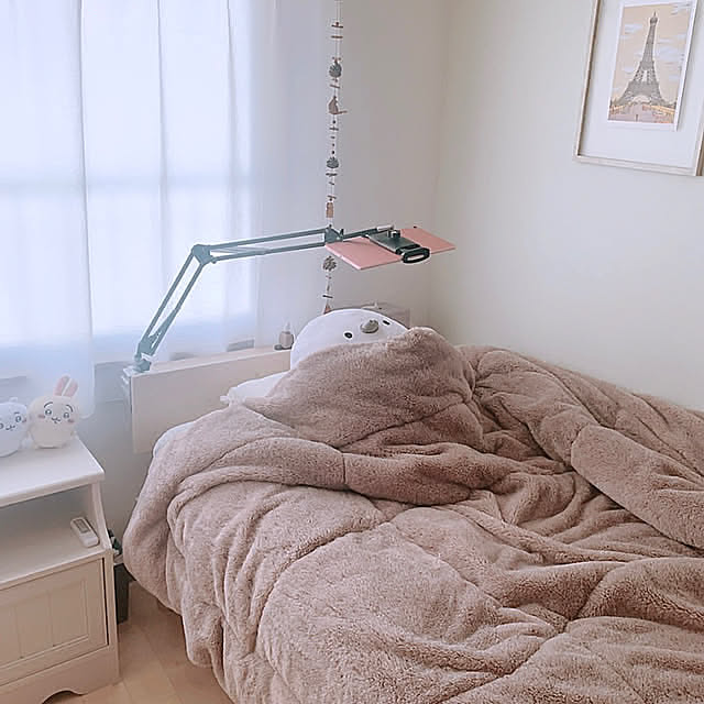 Bedroom,iPad,シンプル,シマエナガ,ベッドルーム,寝室インテリア,寝室,一人暮らし,ごろ寝スタイル,東京インテリアのナイトテーブル,賃貸,アームスタンド Hazukiの部屋