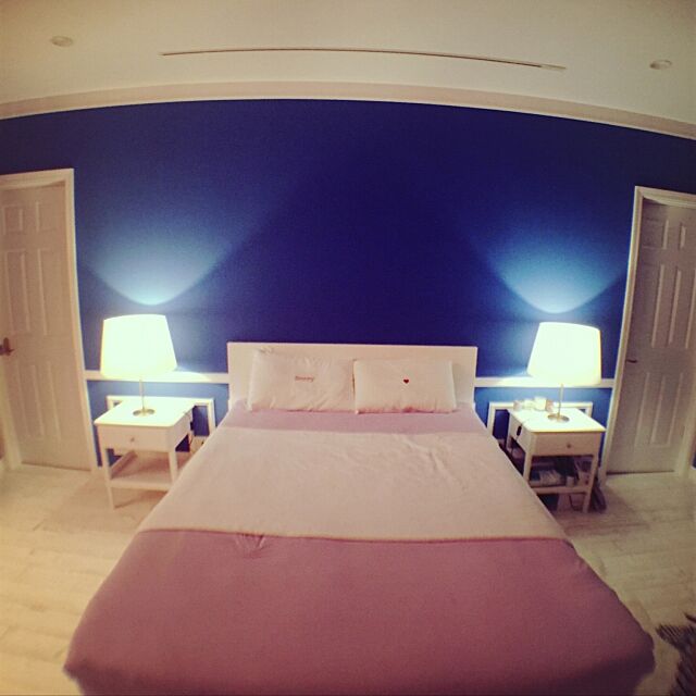 Bedroom,シンメトリー,SATCの壁,サイドテーブル,ベッド周り,スタンドランプ,まくら,まくらカバー,ブルー大好き,ブルーの壁,塗装壁,照明 hiro777の部屋