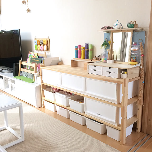 フェルトドーナツ,パイン材,ドレッサー,収納ボックス,DIY,ダイソー,ジャングルジム滑り台,ニトリ,IKEA,建売住宅,東リ タイルカーペット,ナチュラル,テレビボード,ホワイトナチュラル,おもちゃ収納,ハンドメイド,コメリ,キッズスペース,こどもと暮らす。,スクエアボックス,三つ編み練習,セリア,Lounge merutoの部屋