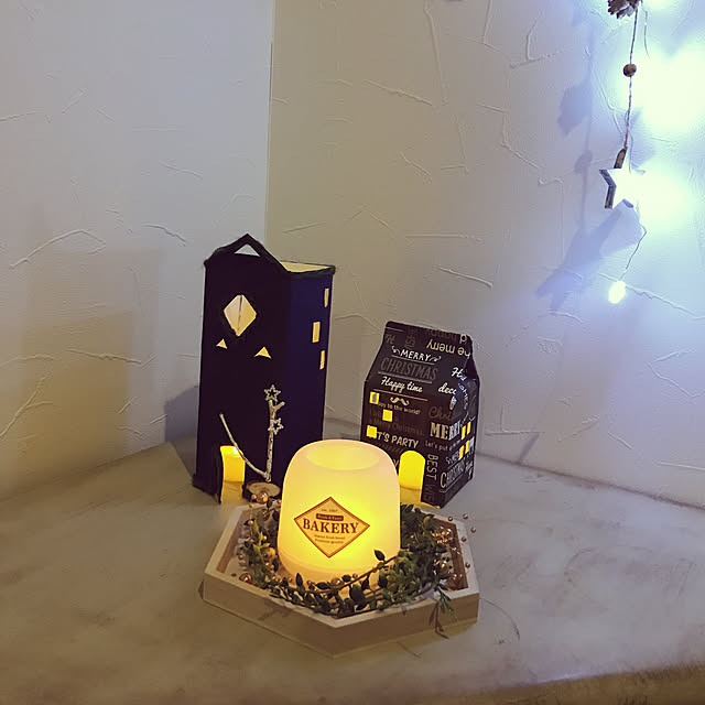 My Desk,新商品買ったよ！,百均,ハンドメイド作品,カリモク,和紙,牛乳パックリメイク,フェイクグリーン,LED不思議なキャンドル,クリスマスディスプレイ,キャンドゥ,クリスマス雑貨,LEDキャンドル,サイドテーブル,LEDケーブルライト,クリスマス,Daiso,ハンドメイド雑貨,色紙 yukichi.wanwaの部屋