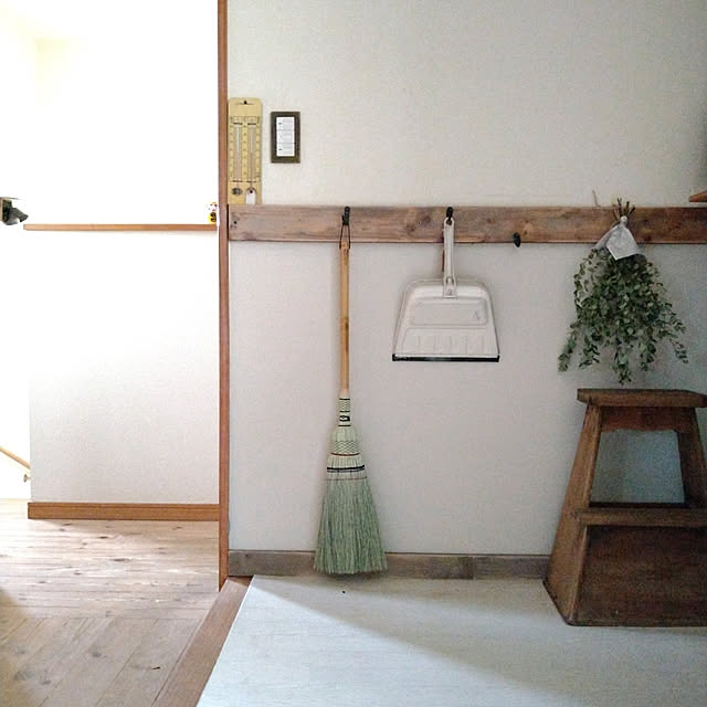 Lounge,ROOMBLOOM,壁ペンキで塗り塗り,ほうき&ちりとり,お久しぶりです。生きてます。,雨=低気圧=頭痛(T_T),手編みほうき,1✕4材でDIY,フリマで買った踏台 chocoの部屋