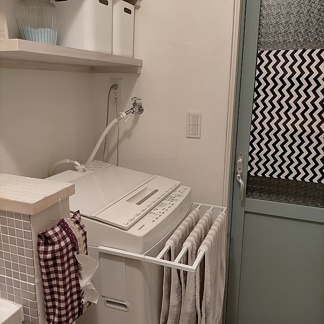 RoomClipショッピング,タオルハンガー,タワー tower,脱衣所,しっくい壁,ホワイトハンガー,マグネットハンガー,Bathroom,めかくしシート変えたい,ヒオリエタオル,脱衣所に大きい窓…,くすみグリーン,RCショッピングで買ったいいもの,山崎実業,ランドリー chiki3jの部屋