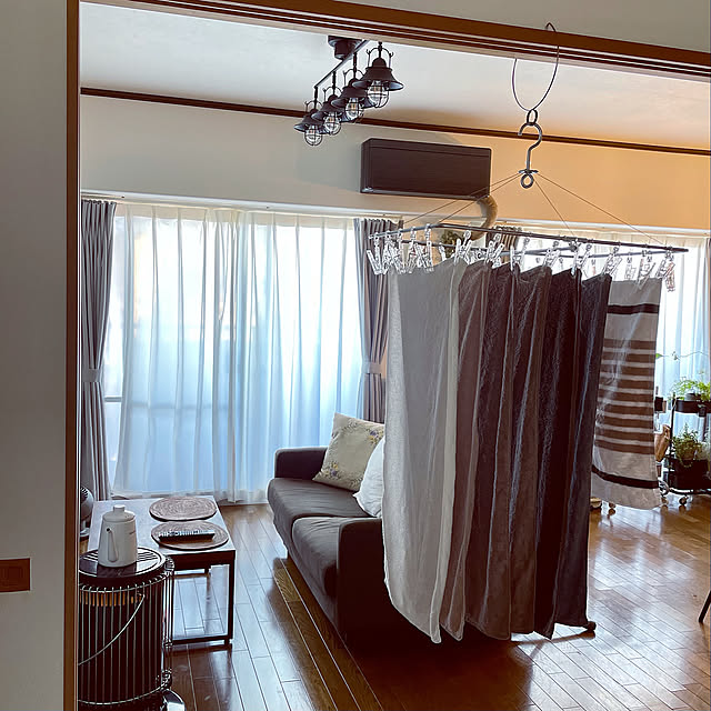 ストーブのある暮らし,seria,鴨居ハンガー,鴨居,部屋干し,アルミ角型ハンガー,無印良品,IG⇨yasuyo66,2人暮らし,On Walls,ピンチハンガー,ランドリーグッズ,加湿にもなる,乾燥対策 yasuyo66の部屋