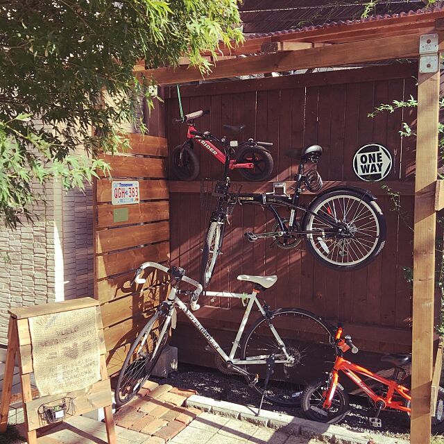 みんなどうしてる 気になる 自転車置き場のアイデア集 Roomclip Mag 暮らしとインテリアのwebマガジン