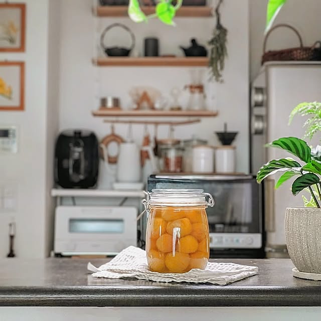 梅雨の楽しみ方,ひとり暮らし,手作り,URBAN GREEN LIFE,観葉植物のある暮らし,梅仕事,南高梅,青梅を追熟しています,はちみつ梅干し,2023.6.12,Kitchen,4枚投稿,梅干し作り,ハチミツ梅干し,竹ザル YuriYuriの部屋