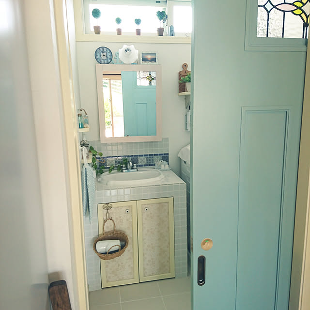 Bathroom,洗面室,ステンドグラスドア,ブルーグレーのドア,タイルの床,造作洗面台,高窓,かご収納,洗濯板,扉は手作り,洗面台 iman.329の部屋