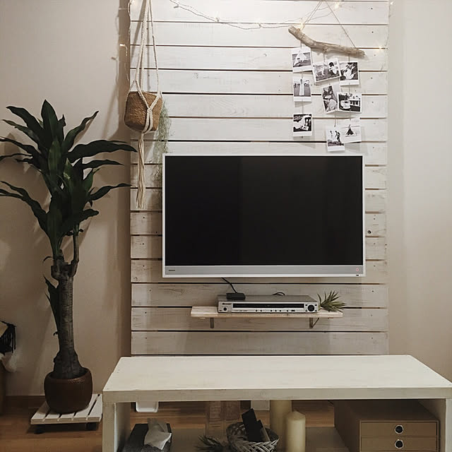 Lounge,boho beach style,Boho Style,BOHO,テレビ壁掛け,テレビ壁掛けDIY,ディアウォール壁,DIY,IKEA,ニトリ,セリア,テレビ台DIY,モノトーン,ディアウォール,ディアウォール棚,チェーンライト,ハンギング,エアープランツ,観葉植物 lilyの部屋