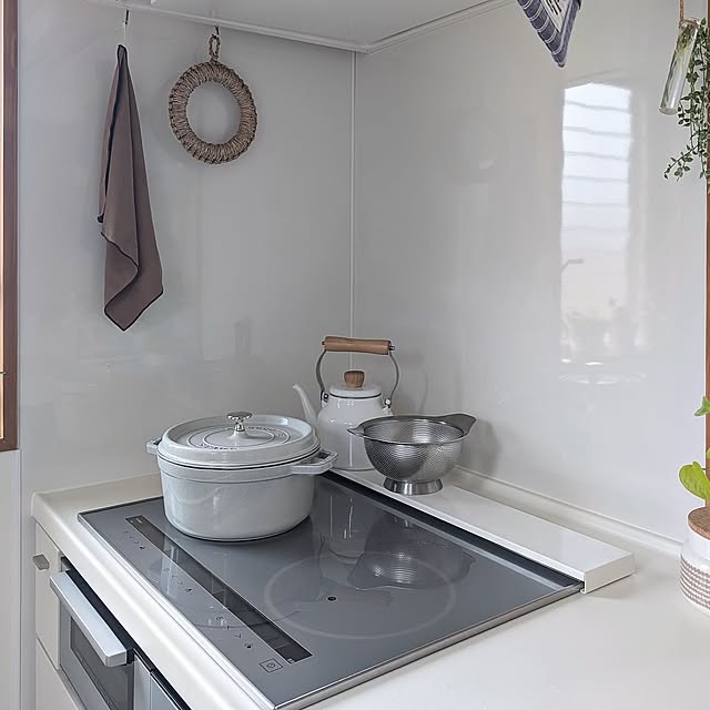 Kitchen,新生活,排気口カバー,排気口カバーフラットタイプ,CICADA,IH周り,スチール製,ホワイトインテリア,汚れがつきにくい,お掃除を楽に,STAUB24cm,おすすめアイテム♡,4枚投稿です,見ていただき感謝です♡ mak.の部屋