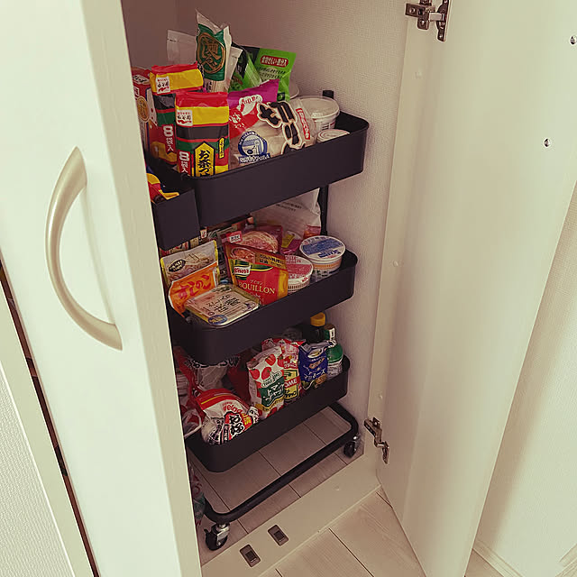 Kitchen,パントリー収納,食材ストック,ナチュラル,こどものいる暮らし,日用品,モダン,建売,階段下,階段下のパントリー,モノトーン Haruの部屋