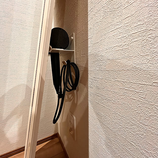 Lounge,浮かせる収納,姿見鏡の裏,姿見,tower,ドライヤーホルダー,ドライヤー置き場,ドライヤー収納,吊り下げ収納 Attaの部屋
