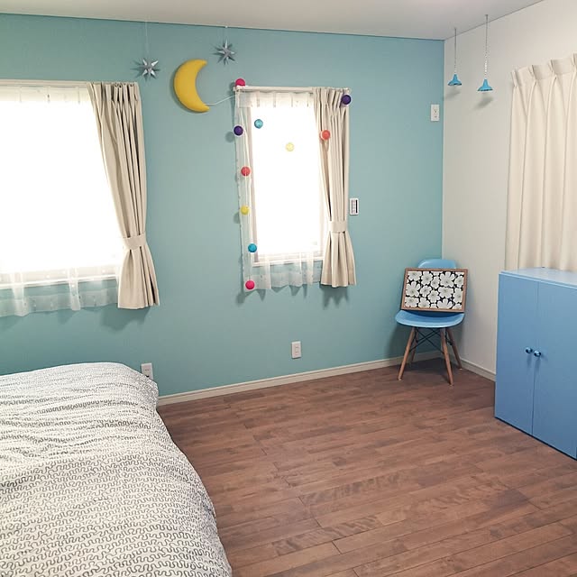 Bedroom,ブルー,こどもと暮らす。,無垢の床,コットンボールランプ,ニトリ,IKEA,マリメッコ,じょうごライト,イームズチェアリプロダクト,キッチンのブルーより薄めのブルーです☆,アクセントクロス,カーテン cherryの部屋