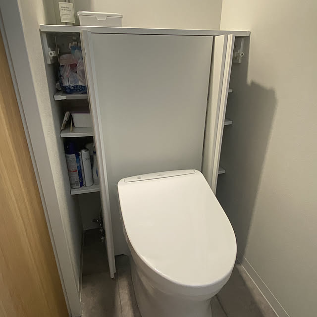 Bathroom,トイレットペーパーホルダー,トイレのインテリア,TOTO,タイルフローリング,ペンダントライト,グレーインテリア,ナチュラル,コンクリート風床 echaの部屋