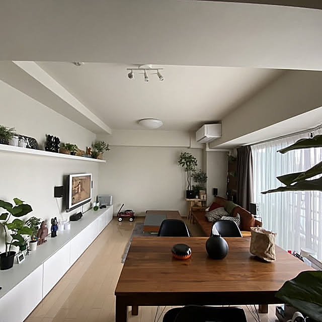 縦長の部屋,boconcept,収納,お気に入り,lack,テレビ台,ベストー,IKEA,ウォールシェルフ,BESTA,観葉植物,Overview,nocria（ノクリア）,ダイニングテーブル,イームズシェルチェア,クラムボックス,北欧,ディスプレイ,フィギュア,スケボー,本革ソファー,unico,chiva,壁掛けテレビ,壁美人,オーダーメイドカーテン,飾り棚,グリーンのある暮らし ichan15uの部屋