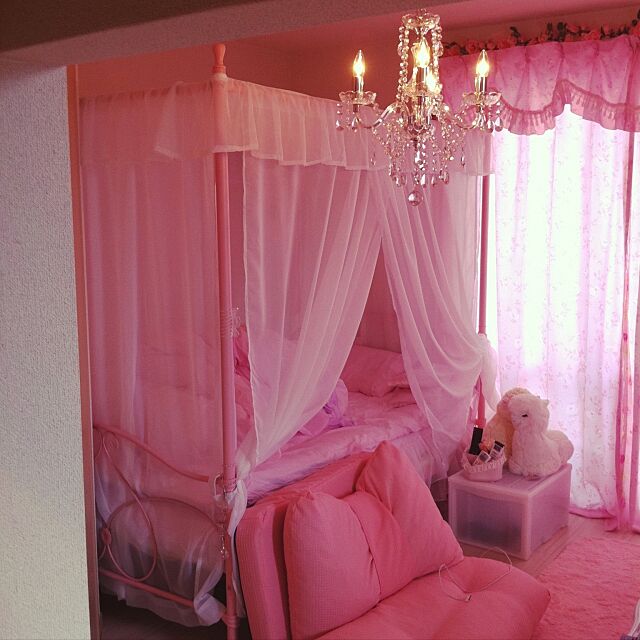 Bedroom,ピンク×ホワイト,天蓋ベッド,姫系インテリア,一人暮らし,照明,ピンク好き,シャンデリア,プリンセス,薔薇柄 Rizeの部屋