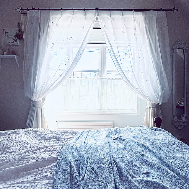 Bedroom,物干しスペース,無印良品ふとんカバー,無印良品,ウィリアム・モリス,小窓カーテン,小窓のある部屋,小窓,室内窓のある暮らし,室内窓,カフェカーテン,3連窓,フロントレースカーテン,フロントレーススタイル,ホワイトカーテン,ニトリのジャガードカーテン,ニトリカーテン,ニトリ,2025.8.30,カーテン・ブラインド,クリッパン,ガーゼコットンスロー　サンフラワー,カーテン,ホワイトインテリア usagiの部屋