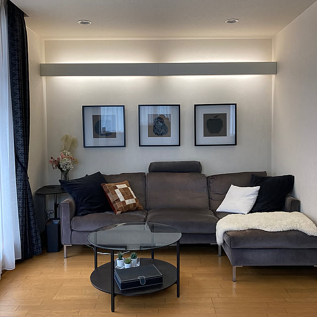 Lounge,ふきぬけ,TOTOトイレ,ルームツアー,アクセントクロス,フェイクグリーン,モダンインテリア,男前インテリア,鉢スタンド,ウッドブラインド,アートワークスタジオ 照明,間接照明,リビングテーブル,モノトーン,IKEA 雑貨,シンプルインテリア,ハラコクッション,アイラーセンソファ teftef0715の部屋