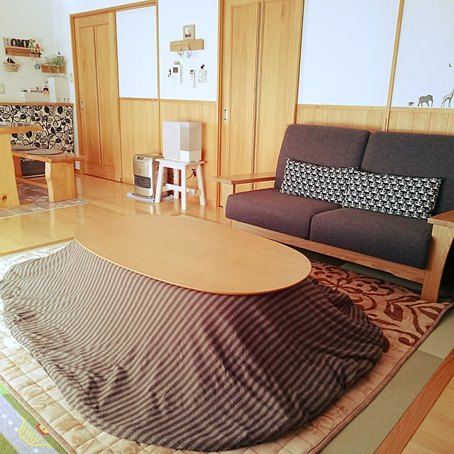 Lounge,こたつ,無印良品こたつ,無印良品こたつ布団,無印良品こたつ布団カバー,フラットヒーター,リビングに畳コーナー,無印良品 壁に付けられる家具,IKEAスツール,IKEAクッション,アルファベットオブジェ,サンゲツクッションフロア,ダイニチ加湿器,無垢の引き戸,すっきり暮らしたい,フローリングは竹,琉球畳風,IKEAチェアパッド,カウンター下にユニデール,ユニデール目隠し wakaba223の部屋