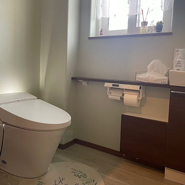 Bathroom,ディフューザー スティック,ディフューザー,逆光撮影,カフェカーテン,サティスSタイプ,LEDライト,一階のトイレ,サンゲツのクロス,多機能トイレ,LIXILのトイレ,LIXIL,拭けるトイレマット,ニトリ yukichi-wanwaの部屋