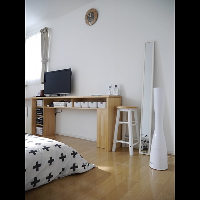 Bedroom,モノトーン,ニトリ,ニトリのベットカバー,ウォールミラー,スツール,テレビ台DIY,寝室,加湿器,ナチュラル emibeiの部屋