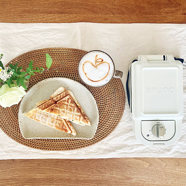 ラテアートに憧れる,コーヒー,コーヒーのある暮らし,おひとり様時間,バラ,いつかの朝食,ホットサンド,ブルーノ ホットサンドメーカー,RoomClipショッピング,生花のある暮らし,ダイニング,くつろぎ空間,My Desk chachamamaの部屋