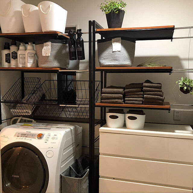 洗濯機の上のスペースも無駄にしない！ランドリールームの収納アップ術 | RoomClip mag | 暮らしとインテリアのwebマガジン