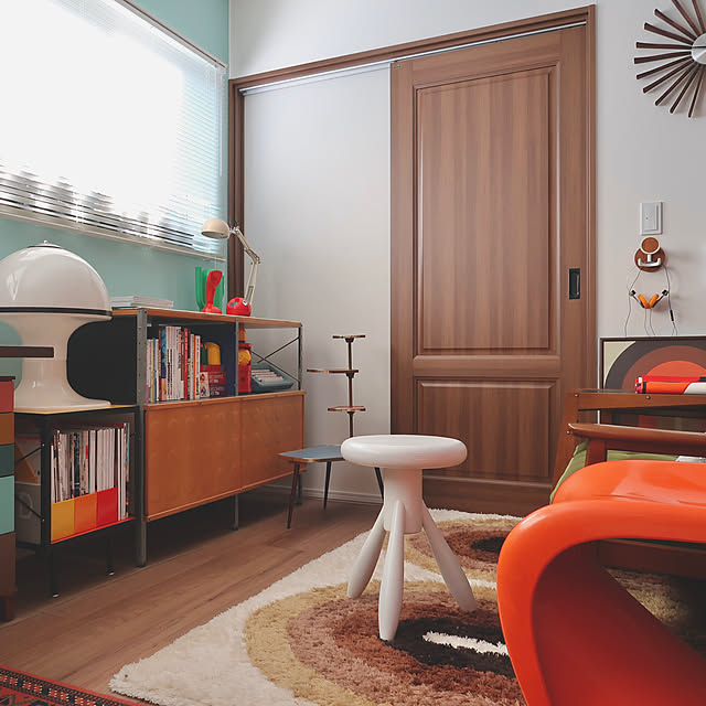 Bedroom,ベビーロケットスツール,エーロアールニオ,カラフルインテリア,イームズ,ミッドセンチュリー,ミッドセンチュリーモダン,スペースエイジデザイン NK67の部屋