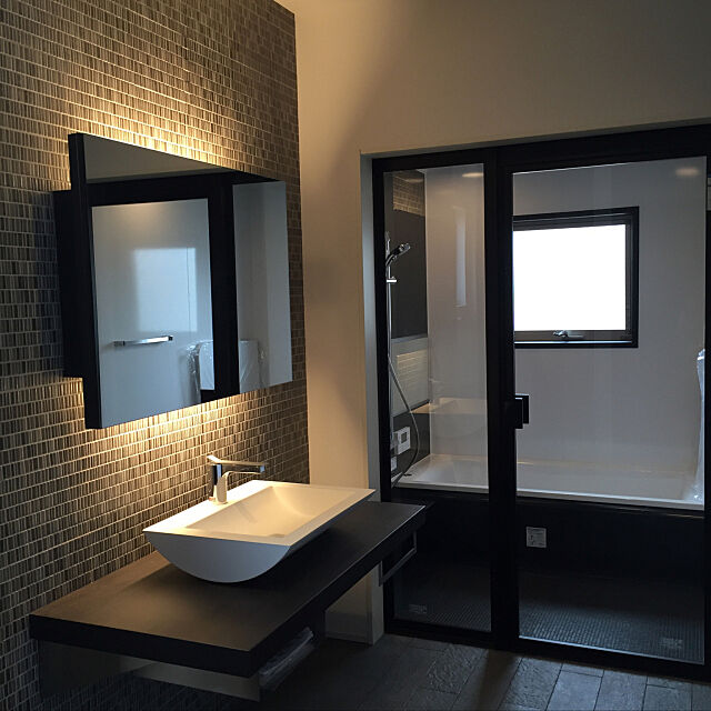 鏡の間接照明,造作洗面台,シンプルモダン,モザイクタイル,Bathroom hondanaの部屋