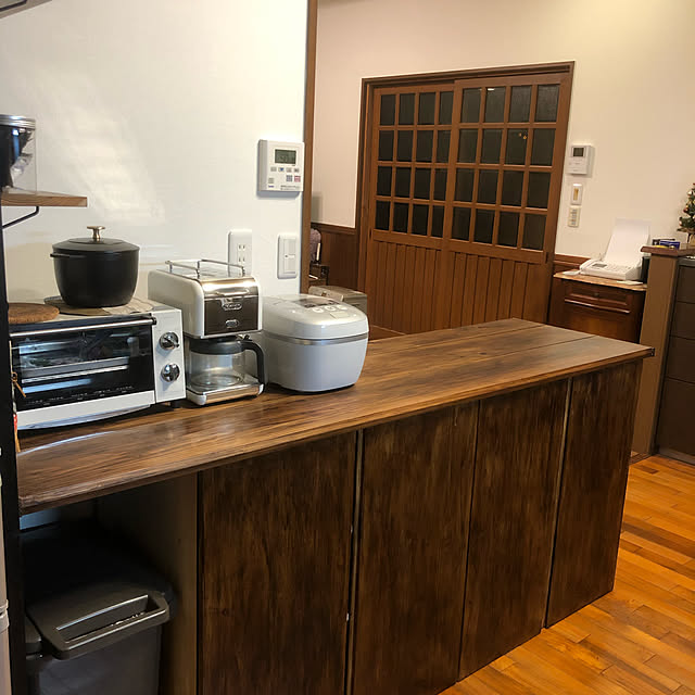 平屋,和風住宅,ブラウン,トクラスキッチン,壁付けキッチン,リフォーム,グリーンの壁紙,IKEA,カフェ風,Kitchen lovelyの部屋