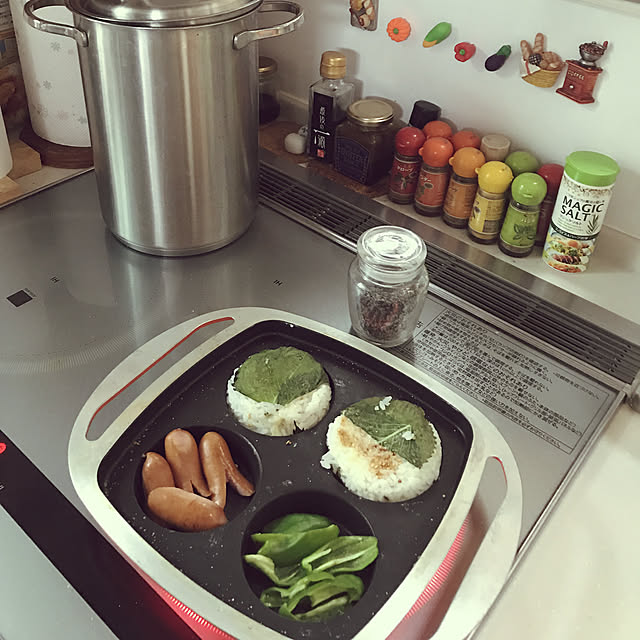 Kitchen,焼きおにぎり♡,タカラスタンダードキッチン,ヘンケルスのパスタ鍋,百均磁石,アサヒ軽金属,パナソニックのIH調理器,野菜消しゴムに、磁石,野菜消しゴム,家庭菜園の収穫,調味料は、出したまま,10分でできる100均リメイク,残り物ご飯で,10分で出来る,エゴマの葉,鍋好きなんです,お弁当作りにも便利♡,チーズ入りのエゴマ焼きおにぎり yukichi.wanwaの部屋