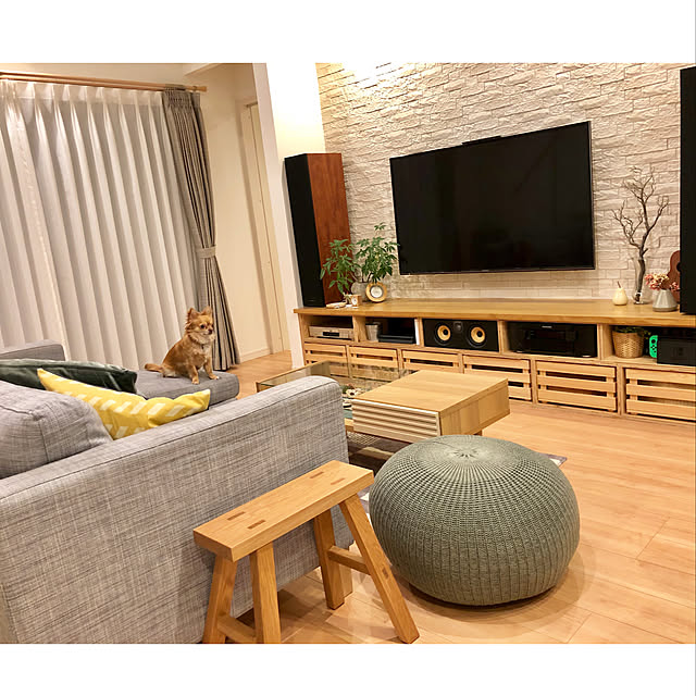 Lounge,枝のオブジェ,エコカラット,いなざうるす屋さん,無印良品週間,オーク材ベンチ,無印 ベンチ,無印良品,IKEA,北欧,フェイクグリーン,シースルー階段,リビング階段,プフ,IKEAのソファー,グレーインテリア,ケユカカーテン,観葉植物,吹抜けのあるリビング comoの部屋