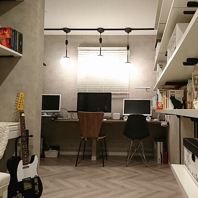 My Desk,書斎,本棚,電子ピアノ,ギター,パソコン,仕事部屋,イームズ,SOHO,オーディオルーム,壁一面棚 momoの部屋