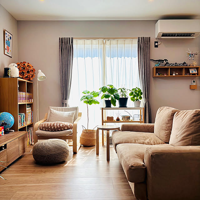 Lounge,読書スペース,観葉植物のある暮らし,観葉植物,リビング,unico ソファ,unico,IKEA ポエング,IKEA 植物スタンド,IKEAの椅子,IKEA,無印良品 スタッキングシェルフ,無印良品 壁につけられる家具,窓辺のインテリア,無印良品,無印良品 収納 kurinokiの部屋
