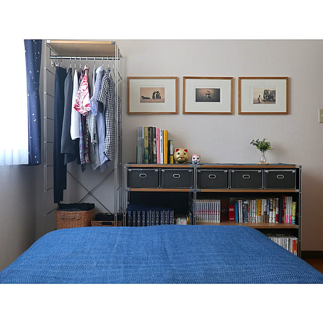 Bedroom,アート,賃貸,無印良品,無印,ユニットシェルフ 無印良品,アートをインテリアに取り入れたい,本棚,無印良品 フレーム,寝室,ユニットシェルフ,ぶたの貯金箱,ベッドルーム,無印良品ベッド tomoの部屋