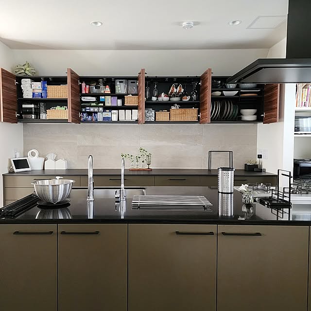 Kitchen,キッチン収納,背面収納,背面収納の中,吊り戸棚,食器棚,食器収納,リビング収納,取り出しやすく、戻しやすい収納,ワンアクション収納,ワンアクションで出し入れできる収納,黒系インテリア,黒系キッチン,スッキリ暮らしたい 75の部屋