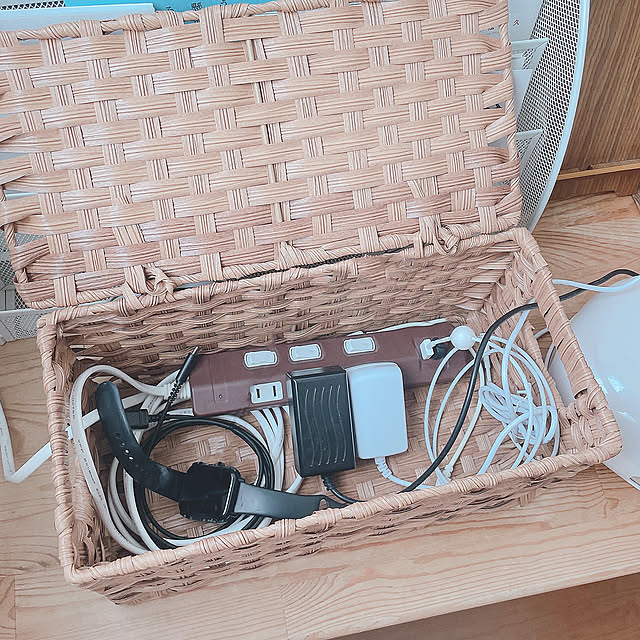 サイドテーブルDIY,サイドテーブル,掃除しやすい,延長コード収納,延長コード隠し,配線隠し,充電コーナー,コード収納,コード隠し,かご,収納ボックス,いいねの押し逃げスミマセン,DIY女子,いいね、フォロー本当に感謝です♡,いつも見てくださって、感謝です♡,連投失礼します！,My Desk namekoの部屋