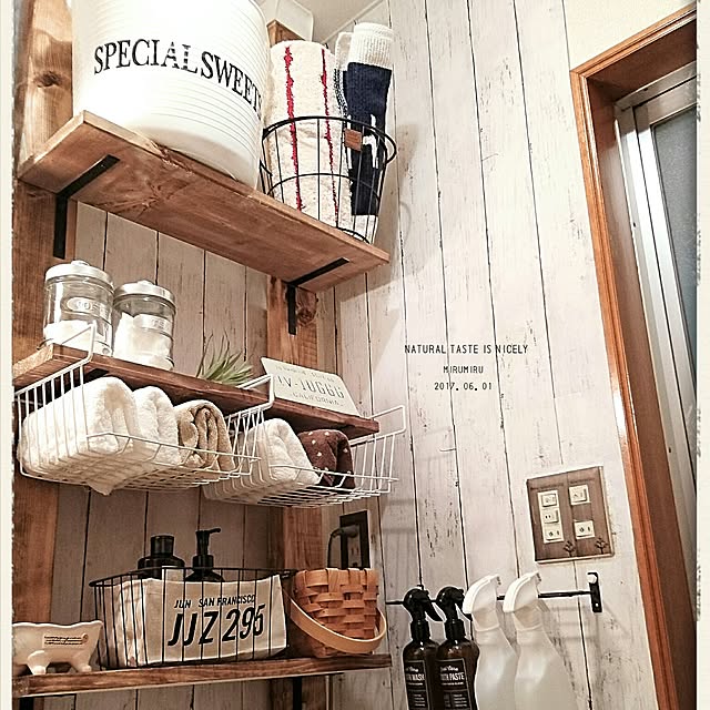 Bathroom,ダイソー♡,セリア,100均,リメイク,賃貸でも楽しく♪,スプレーボトル,ニトリ,ダイソーのリメイクシート,ワイヤーかご,吊り下げカゴ,ディアウォール棚,洗濯機上の棚,タオル収納,RC長崎支部,狭い洗面所 mirumiruの部屋