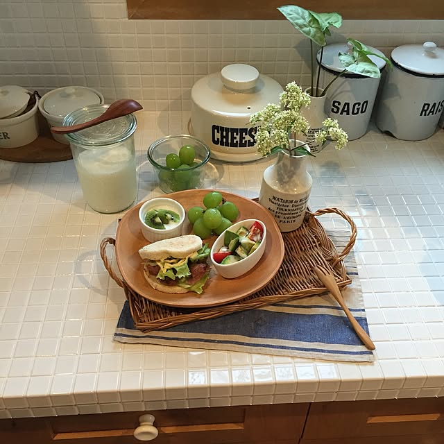 Kitchen,観葉植物,木のお皿,木の食器,珪藻土の壁,木製サッシ,ホーロー缶,名古屋モザイクタイル,アンティーク,秋の花,ラタントレー,T.G GREENのチーズディッシュ,WECK,WECKの瓶 yumiの部屋