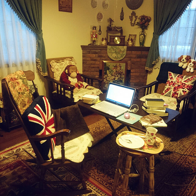 Lounge,暮らしの一コマ,アンティーク,イギリスアンティーク,英国好き,シルバニアの家に憧れて,カトリック,原稿書き,みなさんの投稿にいつも癒されています madeleineの部屋