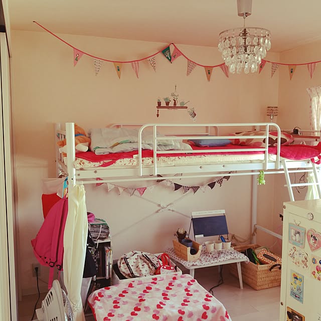 Bedroom,子供部屋女の子,ウォールステッカー,築40年以上の団地,フラッグガーランド,ロフトベッド,ペットと暮らす家 kuruの部屋