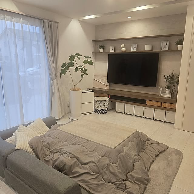 Lounge,リビング,ホワイトインテリア,無印良品,ウンベラータ,ホワイトグリーン,白い床,リビングの一角,リビングインテリア,リビングからの眺め,壁掛けテレビ,アートのある暮らし,アートパネル,ダミーBOOK,花粉対策,春ですね♪,こたつのある部屋,ローソファー,ホワイト,IKEA maruの部屋