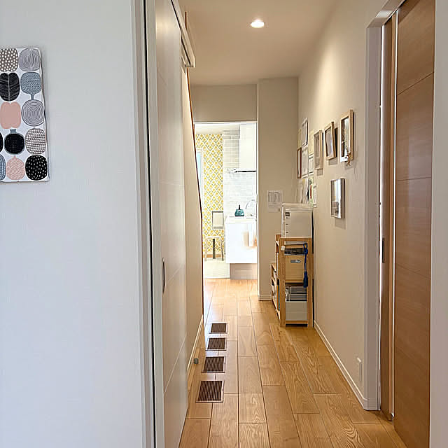 On Walls,パントリー,アクセントクロス,キッチンへ一直線,マリメッコ ファブリックパネル,マリメッコ,ニトリのラック,ランドセル置き場,子どもの準備コーナー,写真コーナー,玄関からの眺め,廊下,好きな眺め portaの部屋