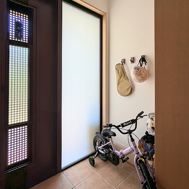 Entrance,無印良品,フック,ウォールナット,壁に付けられる家具,YKKap,ナチュラル素材,ヘルメット置き場,コンコード,こどもと暮らす,吊り下げ収納,見てくださってありがとうございます,子ども用自転車,虫よけプレート,引戸玄関 cochonの部屋