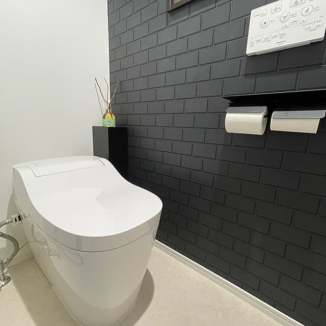 Bathroom,アイアン,トイレットペーパー収納,トイレットペーパーホルダー,いい香り♡,シードル,モダンノーツ ワインコレクション,ディフューザー,リフォーム,一軒家,モノトーン,リノベーション,シンプルインテリア,モノトーンインテリア,すっきり暮らしたい,戸建て,オシャレな家に憧れる maimaiの部屋