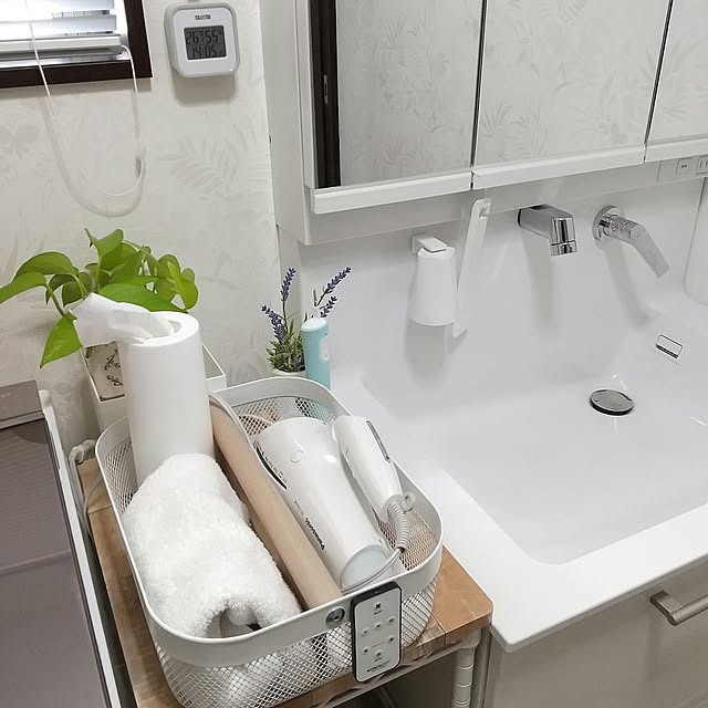 Bathroom,ドライヤー収納,リーサトルプ仕切り付き,IKEA,メッシュバスケット,100均,ホワイトインテリア,TOTOオクターブ,洗面所リフォーム,パナソニックドライヤー,タニタの時計,電動歯ブラシ,ポトス,アイリスオーヤマ,キャスター付きワゴン,木目調,クッションフロアシート,サンゲツ,セリア,縦型ティッシュケース,タチカワブラインド,突っ張りブラインド,シャープ縦型洗濯乾燥機,フェイクラベンダー,towerシリーズ,スキージー,浮かす収納 meiの部屋